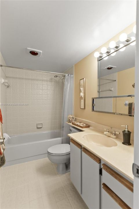 На продажу: $279,900 (2 спален, 2 ванн, 1190 Квадратных фут)