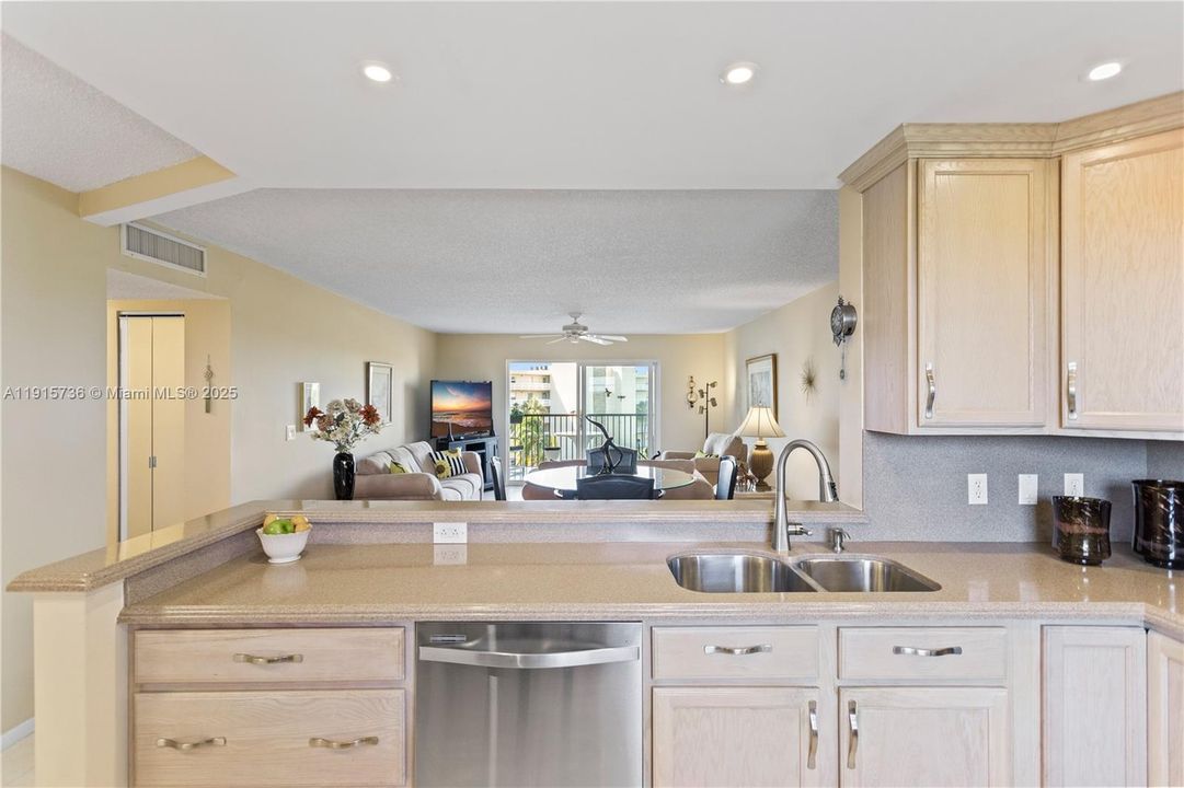 На продажу: $279,900 (2 спален, 2 ванн, 1190 Квадратных фут)