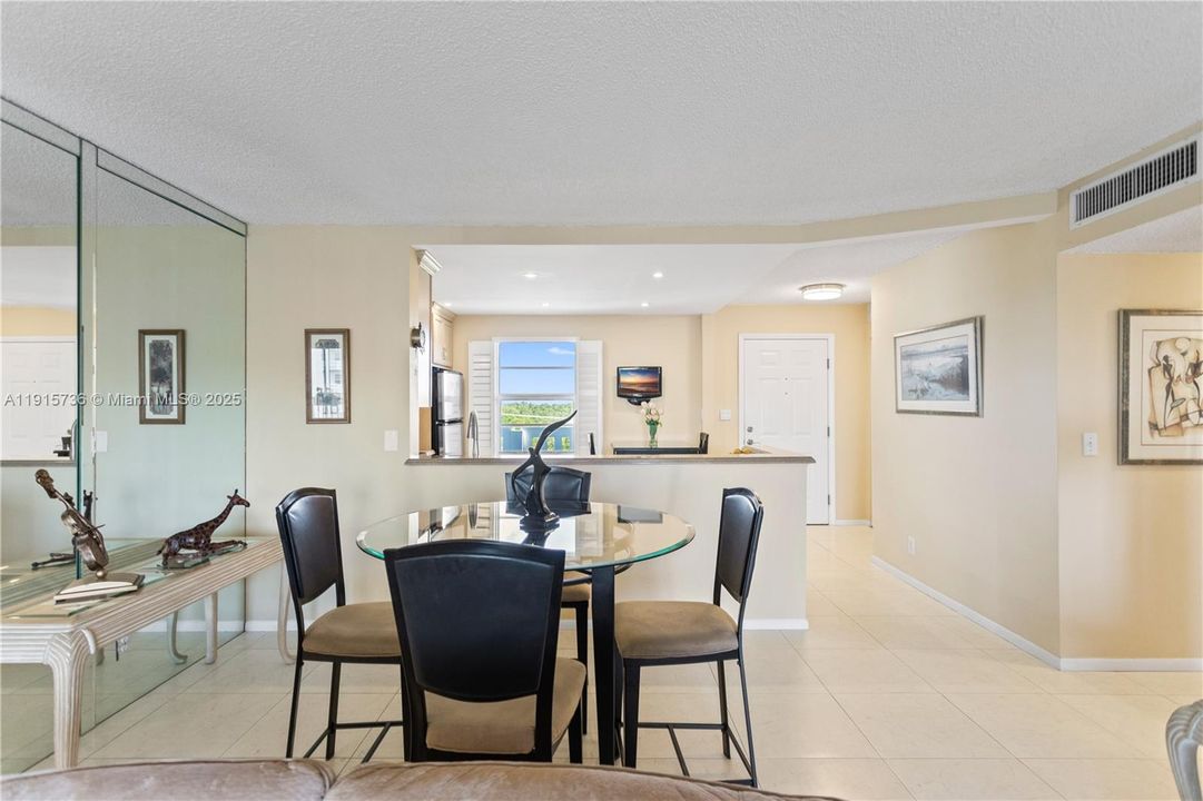 На продажу: $279,900 (2 спален, 2 ванн, 1190 Квадратных фут)