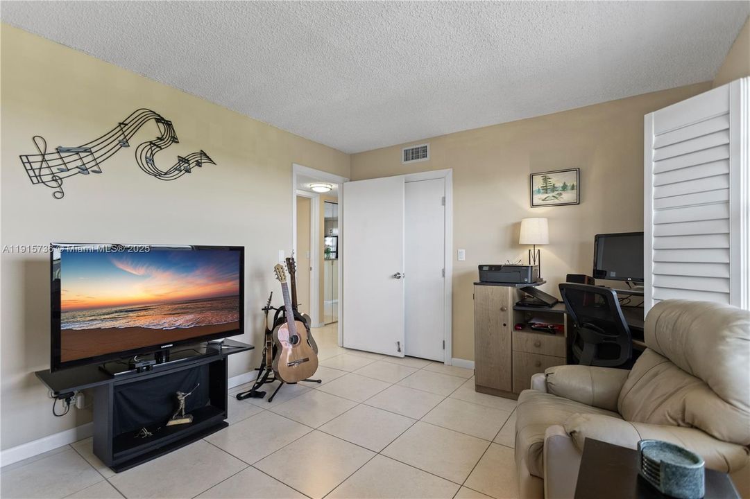 На продажу: $279,900 (2 спален, 2 ванн, 1190 Квадратных фут)