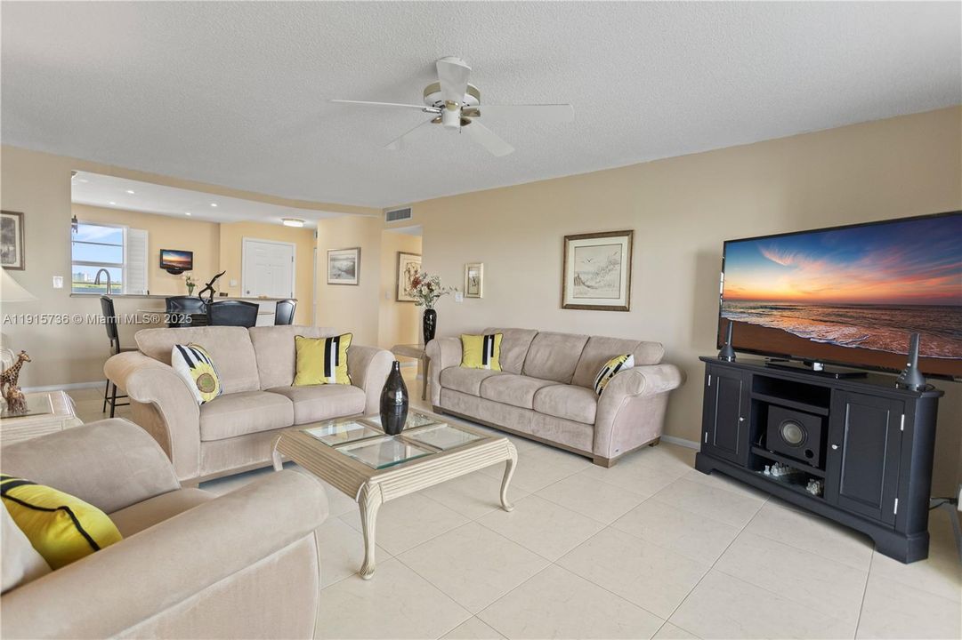 На продажу: $279,900 (2 спален, 2 ванн, 1190 Квадратных фут)