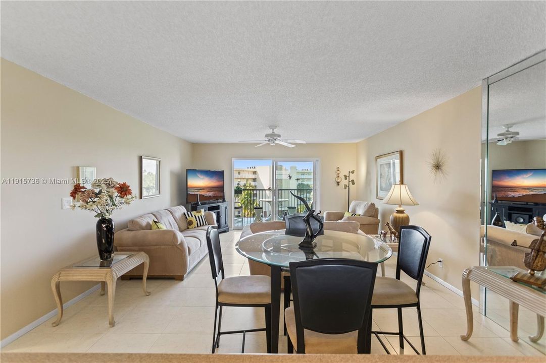 На продажу: $279,900 (2 спален, 2 ванн, 1190 Квадратных фут)