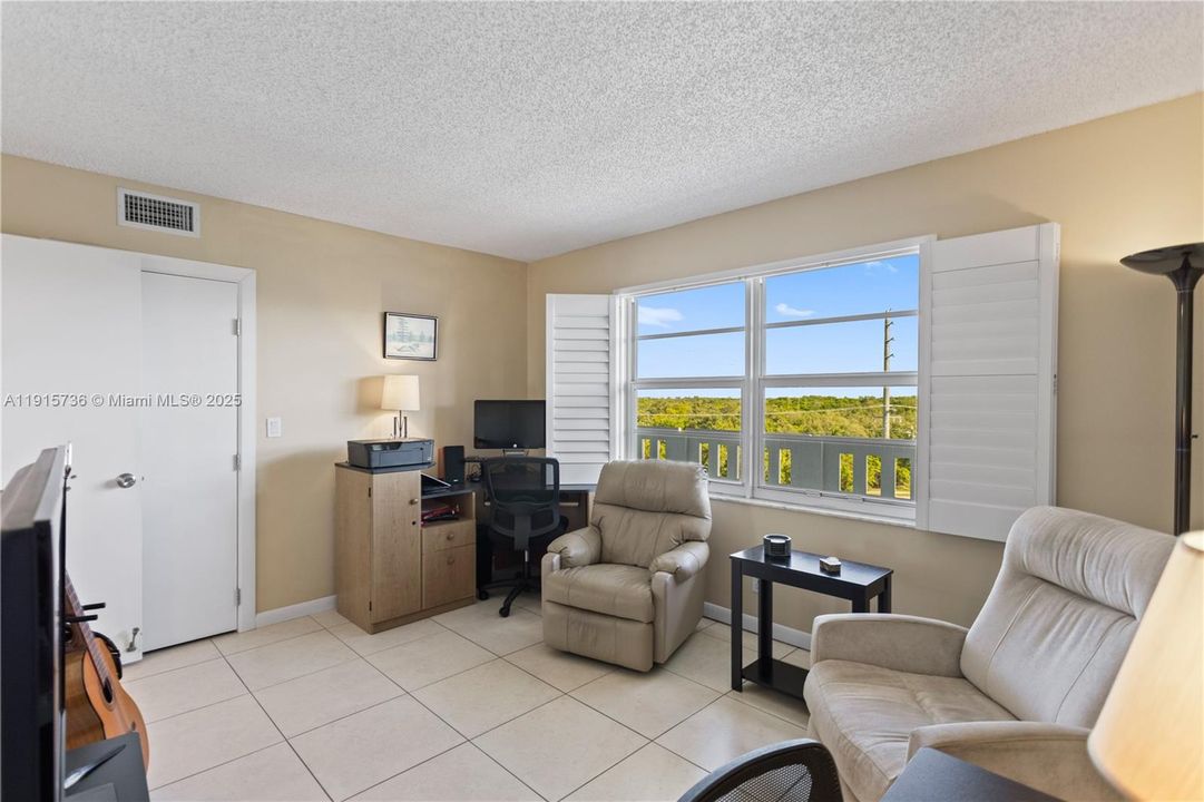 На продажу: $279,900 (2 спален, 2 ванн, 1190 Квадратных фут)