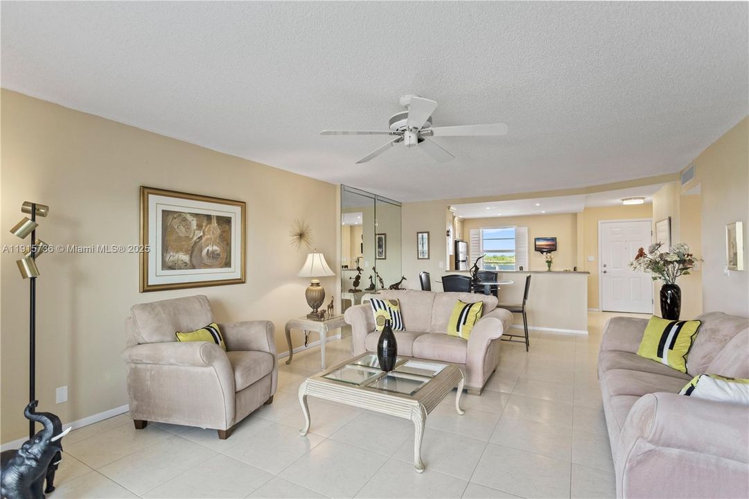 На продажу: $279,900 (2 спален, 2 ванн, 1190 Квадратных фут)