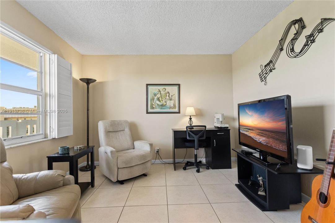 На продажу: $279,900 (2 спален, 2 ванн, 1190 Квадратных фут)