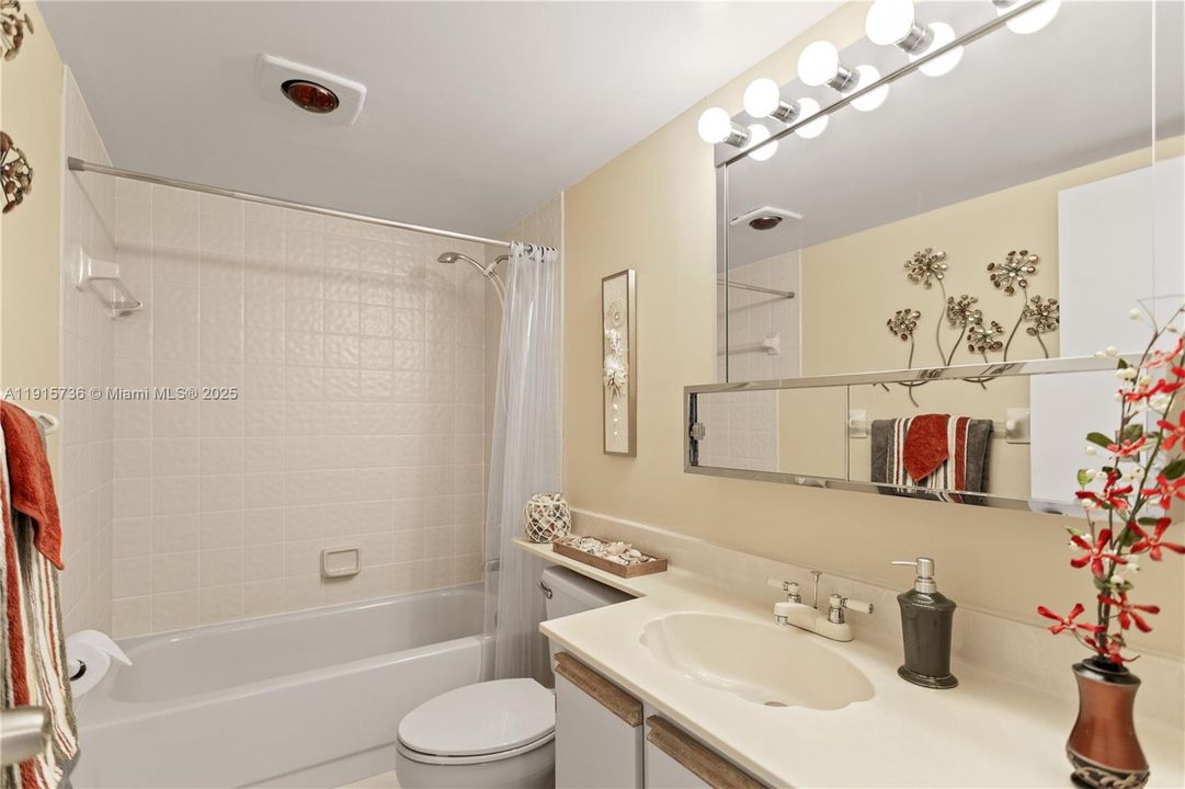 На продажу: $279,900 (2 спален, 2 ванн, 1190 Квадратных фут)