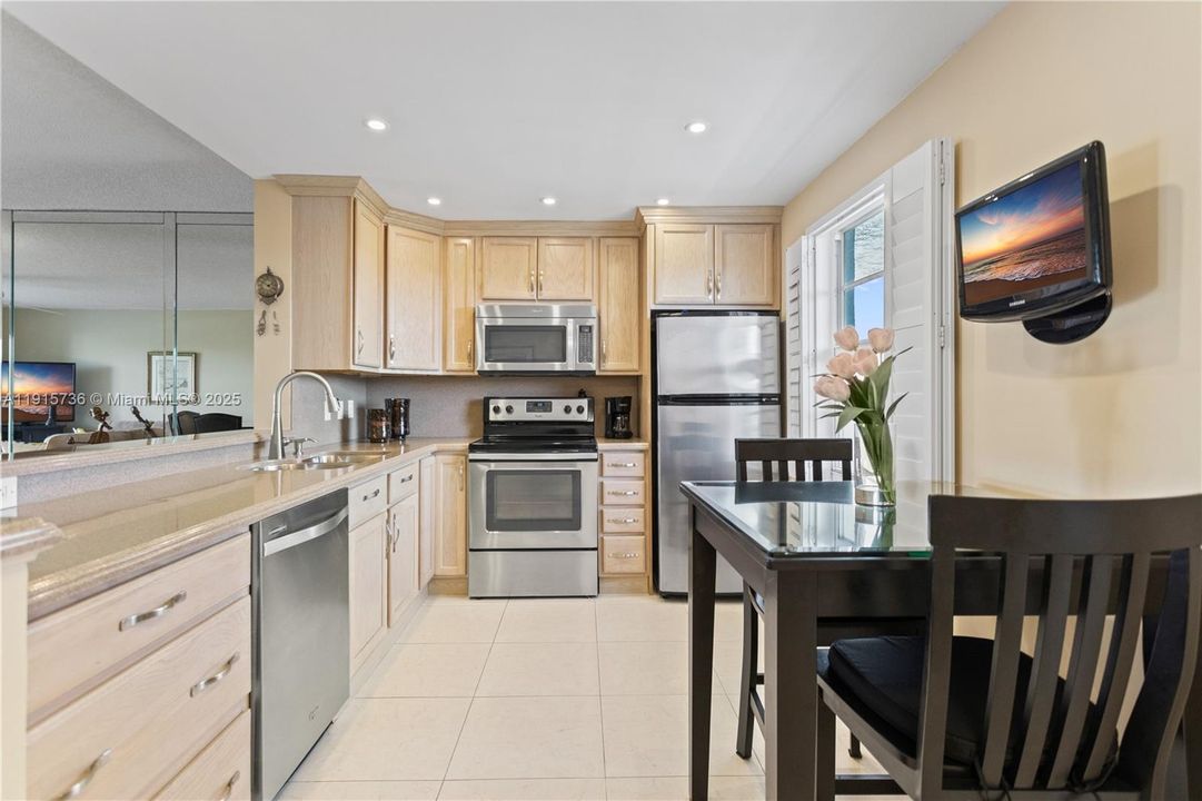 На продажу: $279,900 (2 спален, 2 ванн, 1190 Квадратных фут)