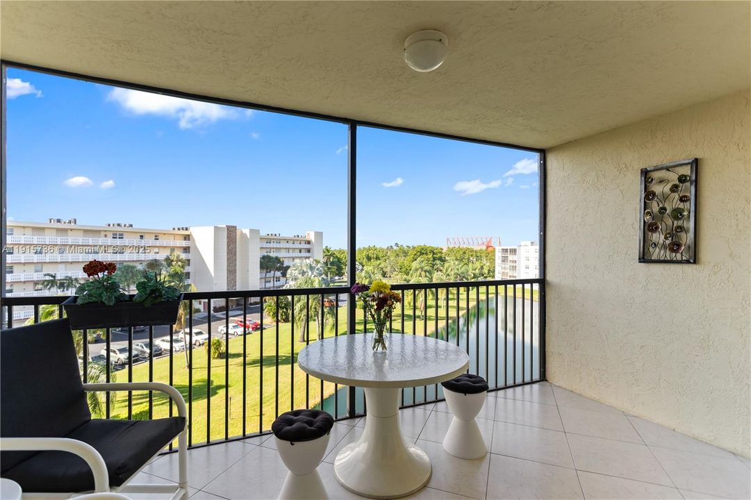 На продажу: $279,900 (2 спален, 2 ванн, 1190 Квадратных фут)