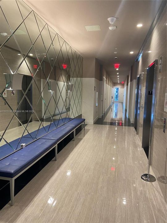 For Sale: $530,000 (2 beds, 2 baths, 977 Square Feet)