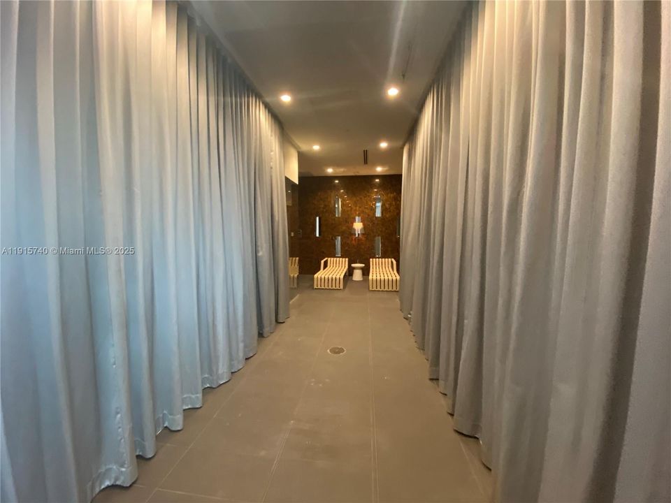 For Sale: $530,000 (2 beds, 2 baths, 977 Square Feet)