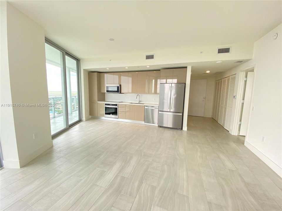 For Sale: $530,000 (2 beds, 2 baths, 977 Square Feet)