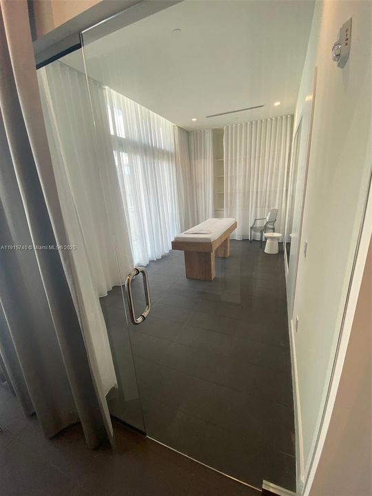 For Sale: $530,000 (2 beds, 2 baths, 977 Square Feet)