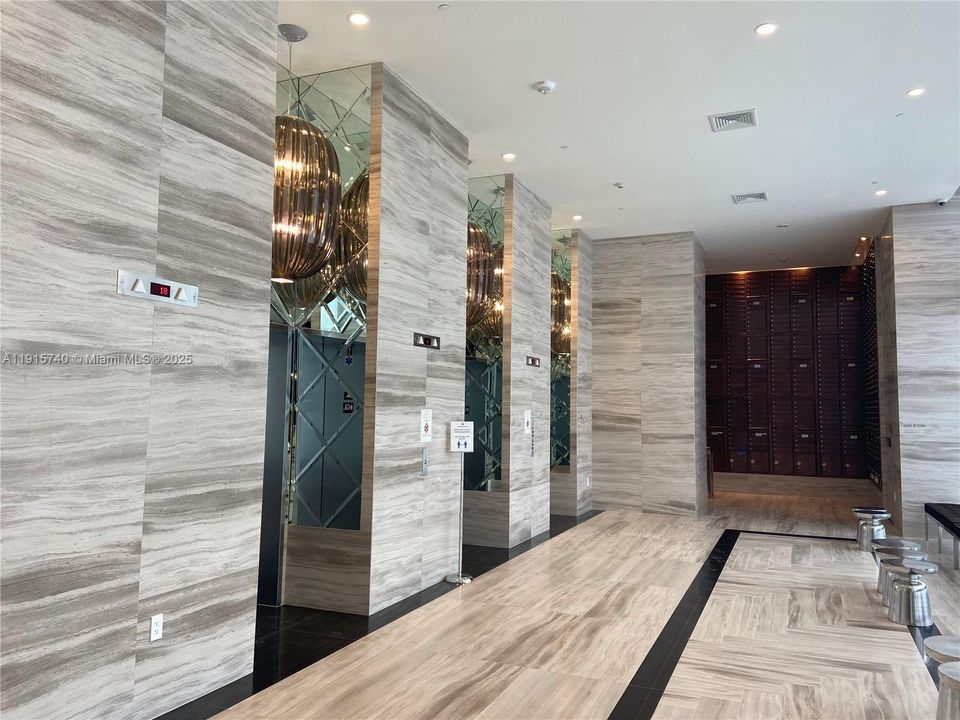 For Sale: $530,000 (2 beds, 2 baths, 977 Square Feet)