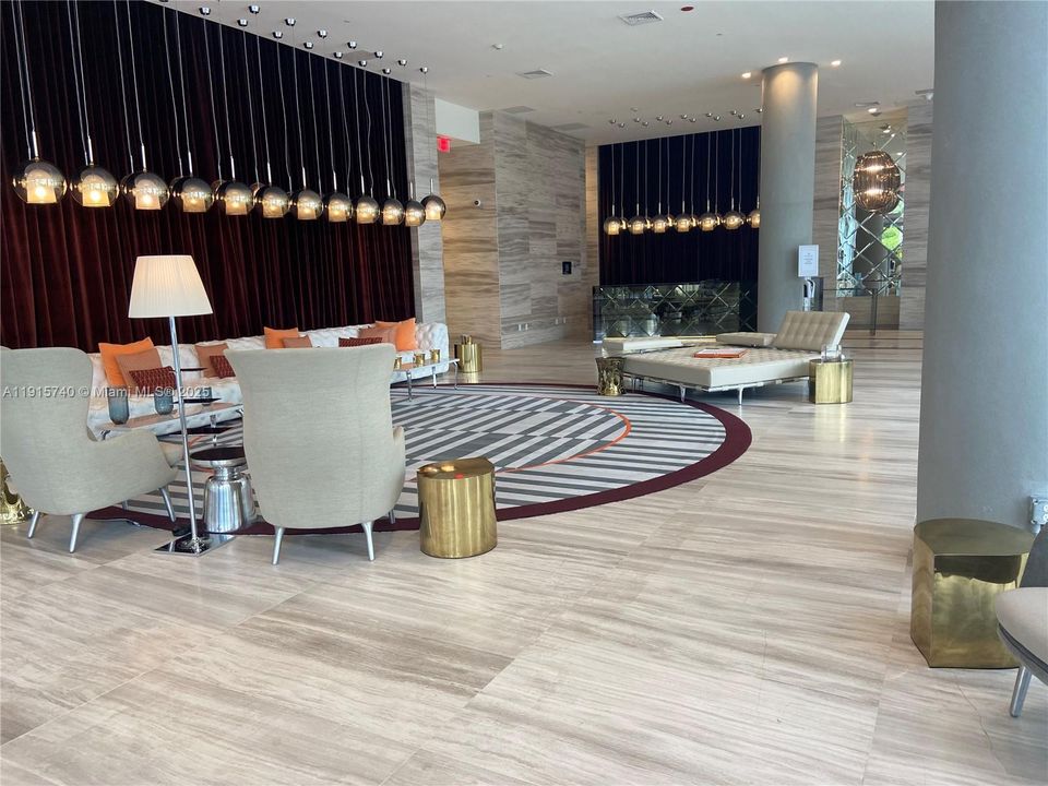 For Sale: $530,000 (2 beds, 2 baths, 977 Square Feet)