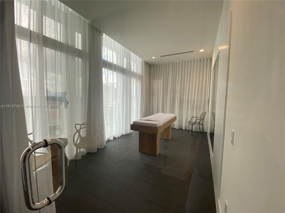 For Sale: $530,000 (2 beds, 2 baths, 977 Square Feet)