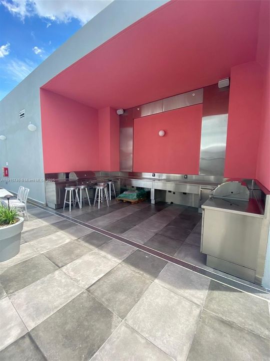 For Sale: $530,000 (2 beds, 2 baths, 977 Square Feet)