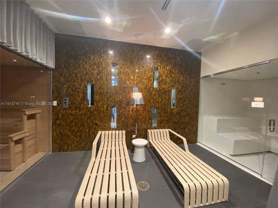 For Sale: $530,000 (2 beds, 2 baths, 977 Square Feet)