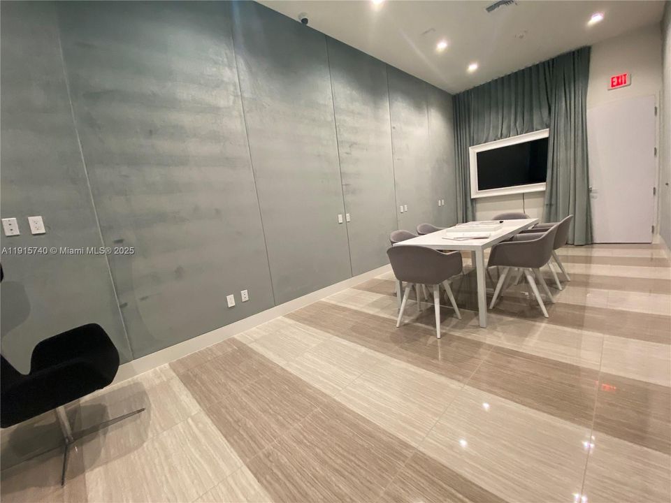 For Sale: $530,000 (2 beds, 2 baths, 977 Square Feet)