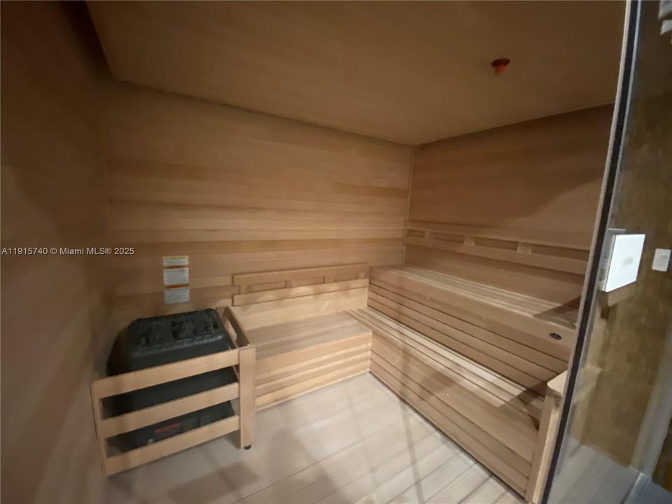 For Sale: $530,000 (2 beds, 2 baths, 977 Square Feet)