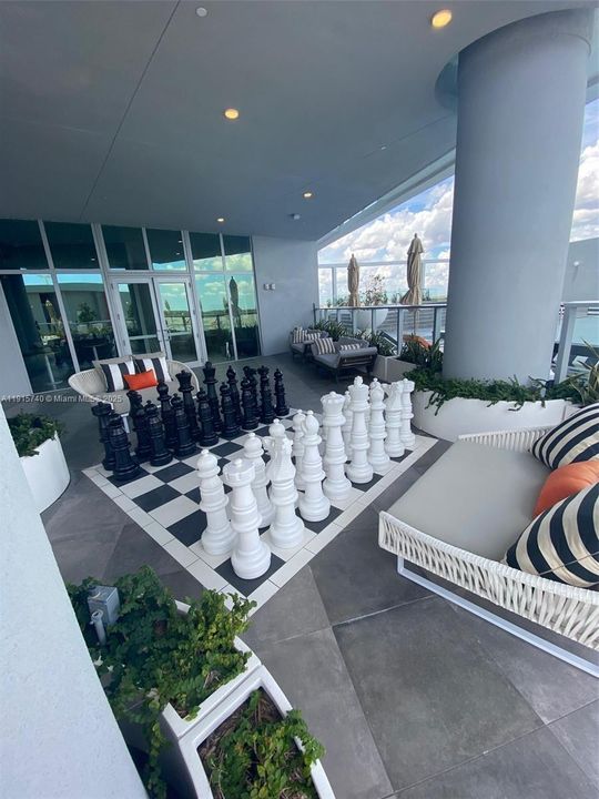 For Sale: $530,000 (2 beds, 2 baths, 977 Square Feet)