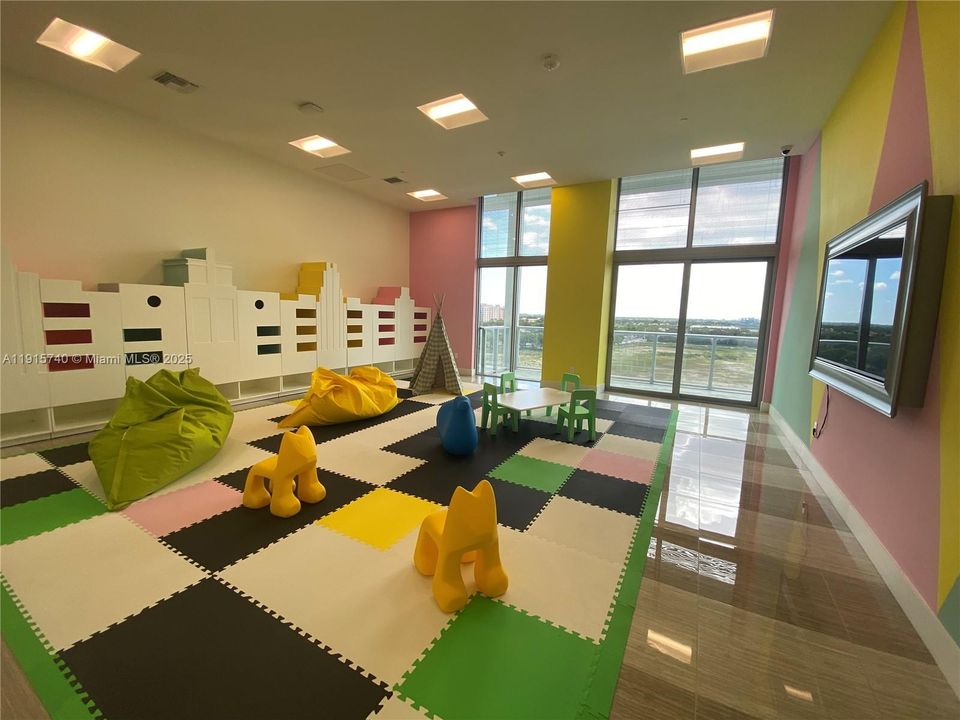 For Sale: $530,000 (2 beds, 2 baths, 977 Square Feet)