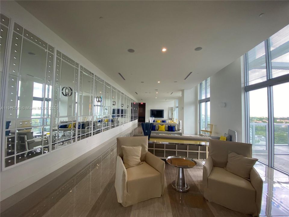 For Sale: $530,000 (2 beds, 2 baths, 977 Square Feet)