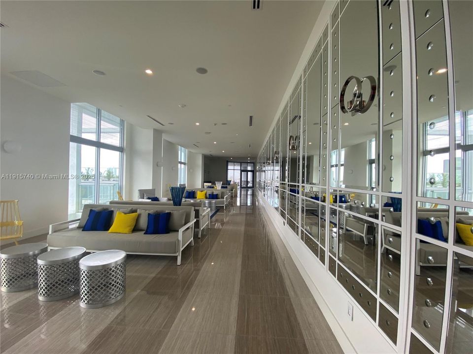 For Sale: $530,000 (2 beds, 2 baths, 977 Square Feet)