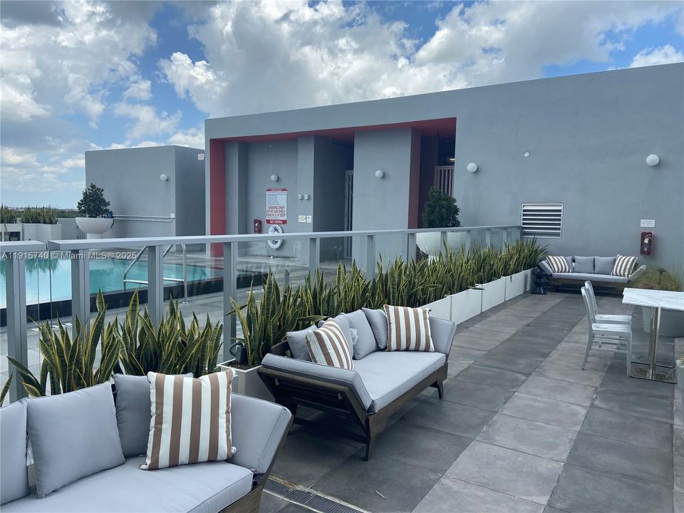 For Sale: $530,000 (2 beds, 2 baths, 977 Square Feet)