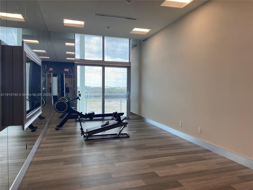 For Sale: $530,000 (2 beds, 2 baths, 977 Square Feet)