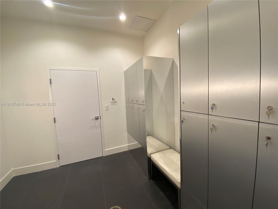 For Sale: $530,000 (2 beds, 2 baths, 977 Square Feet)