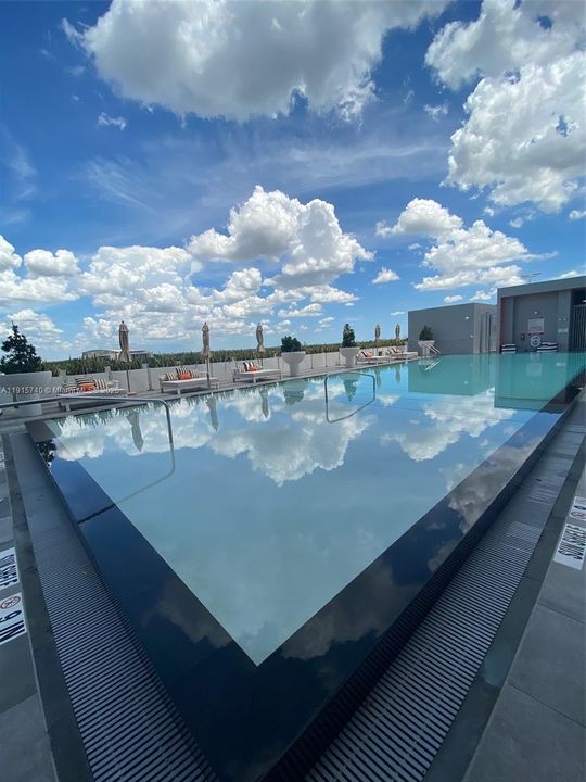 For Sale: $530,000 (2 beds, 2 baths, 977 Square Feet)