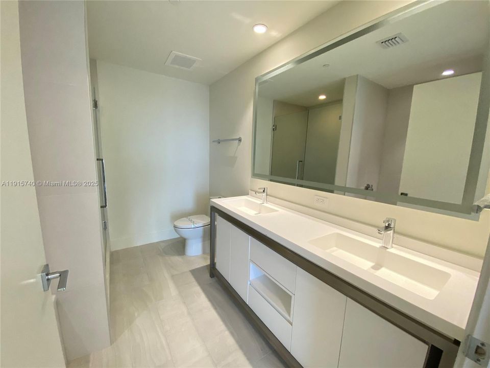 For Sale: $530,000 (2 beds, 2 baths, 977 Square Feet)