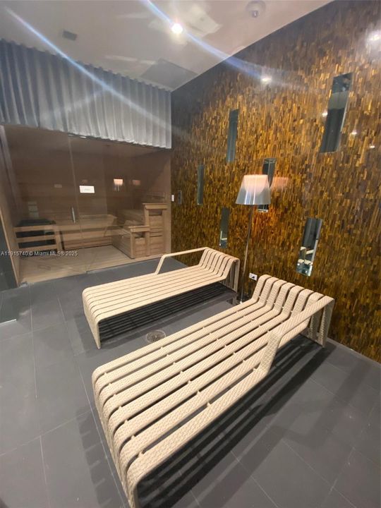 For Sale: $530,000 (2 beds, 2 baths, 977 Square Feet)