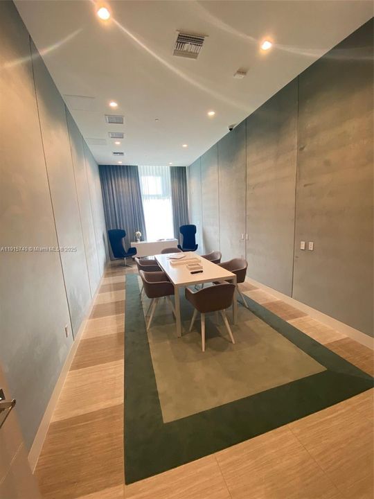 For Sale: $530,000 (2 beds, 2 baths, 977 Square Feet)