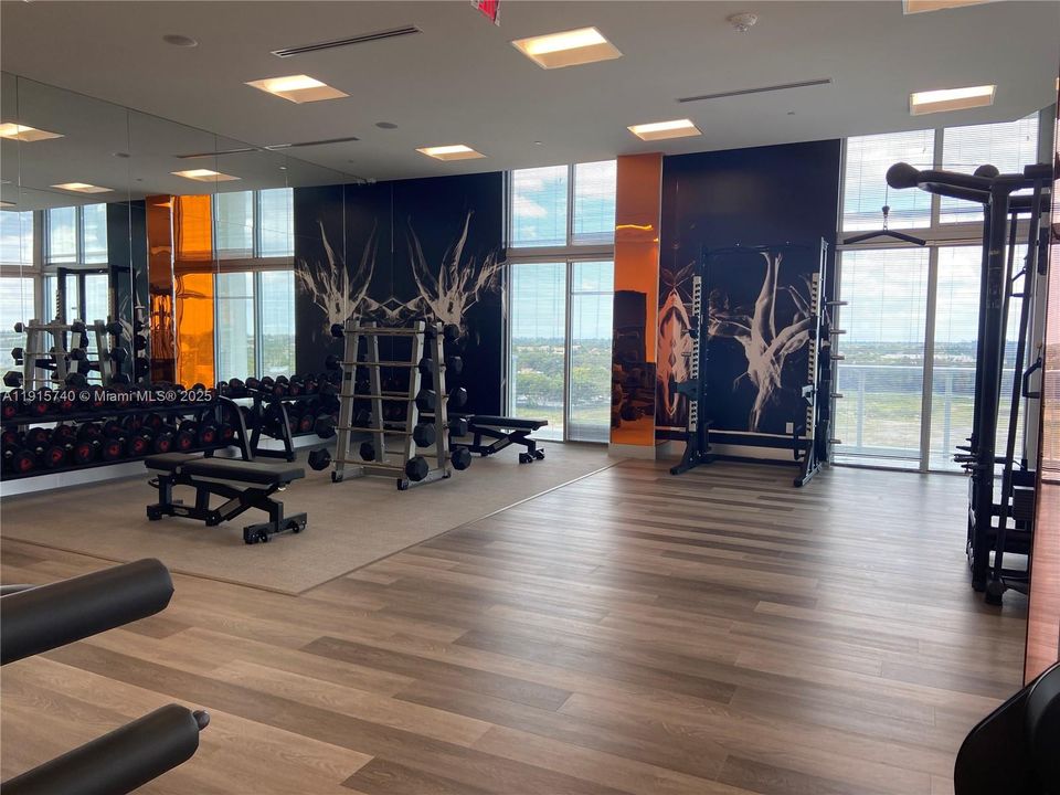 For Sale: $530,000 (2 beds, 2 baths, 977 Square Feet)