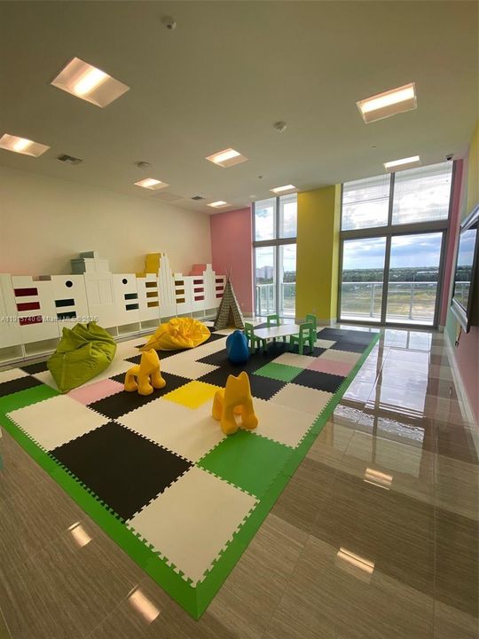 For Sale: $530,000 (2 beds, 2 baths, 977 Square Feet)