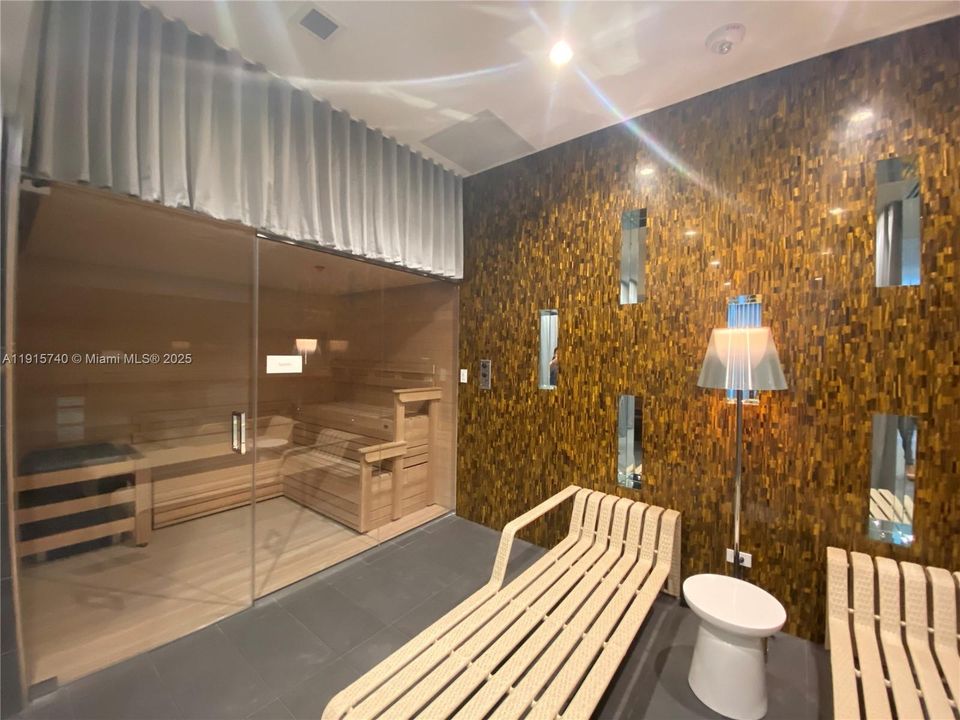 For Sale: $530,000 (2 beds, 2 baths, 977 Square Feet)