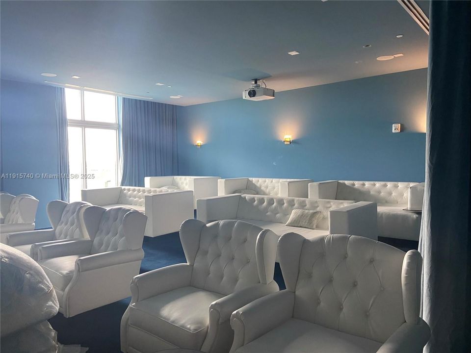 For Sale: $530,000 (2 beds, 2 baths, 977 Square Feet)