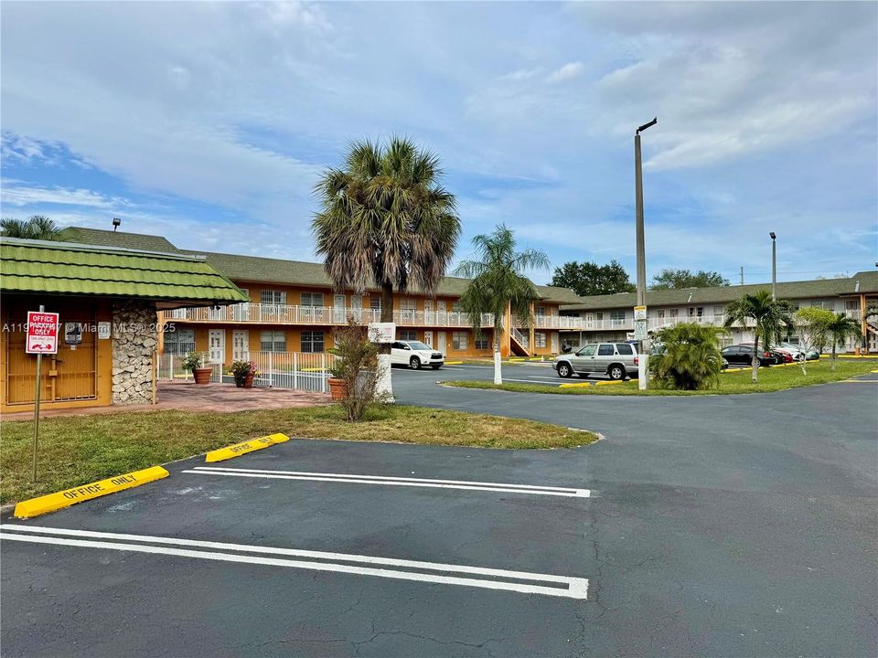 В аренду: $1,450 (0 спален, 1 ванн, 440 Квадратных фут)