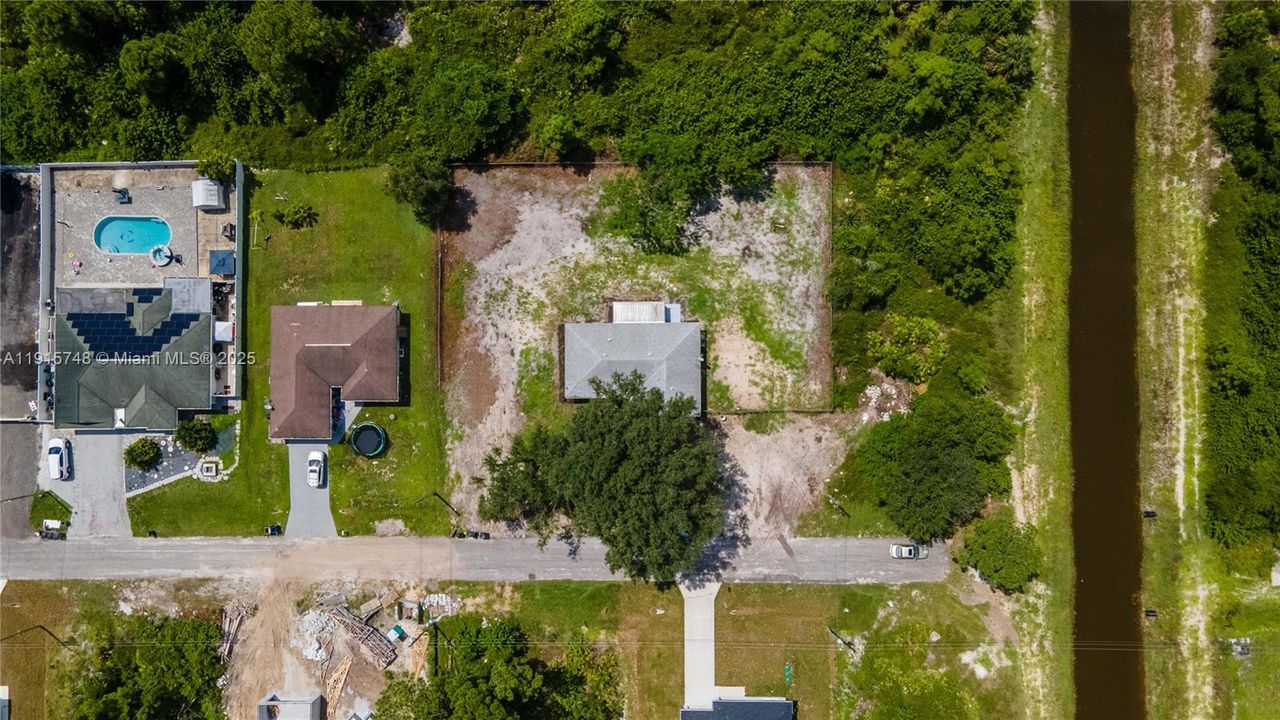 For Sale: $299,000 (3 beds, 2 baths, 1085 Square Feet)