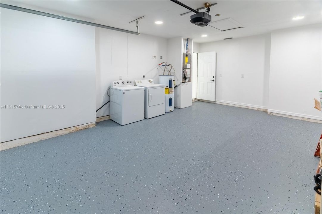 For Sale: $299,000 (3 beds, 2 baths, 1085 Square Feet)