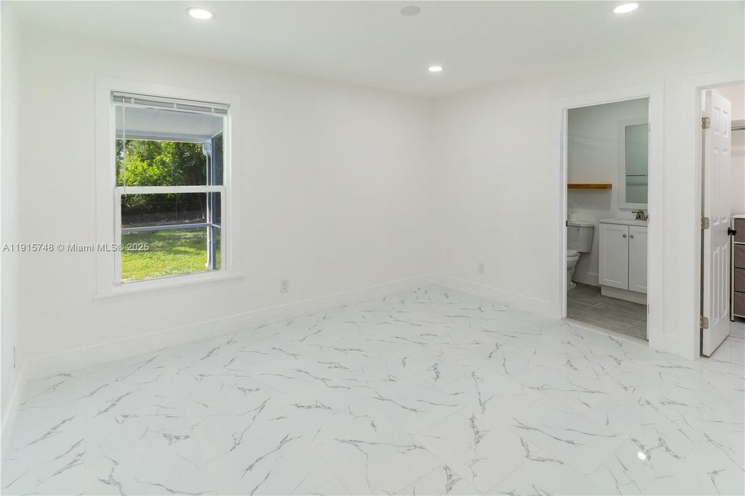 For Sale: $299,000 (3 beds, 2 baths, 1085 Square Feet)