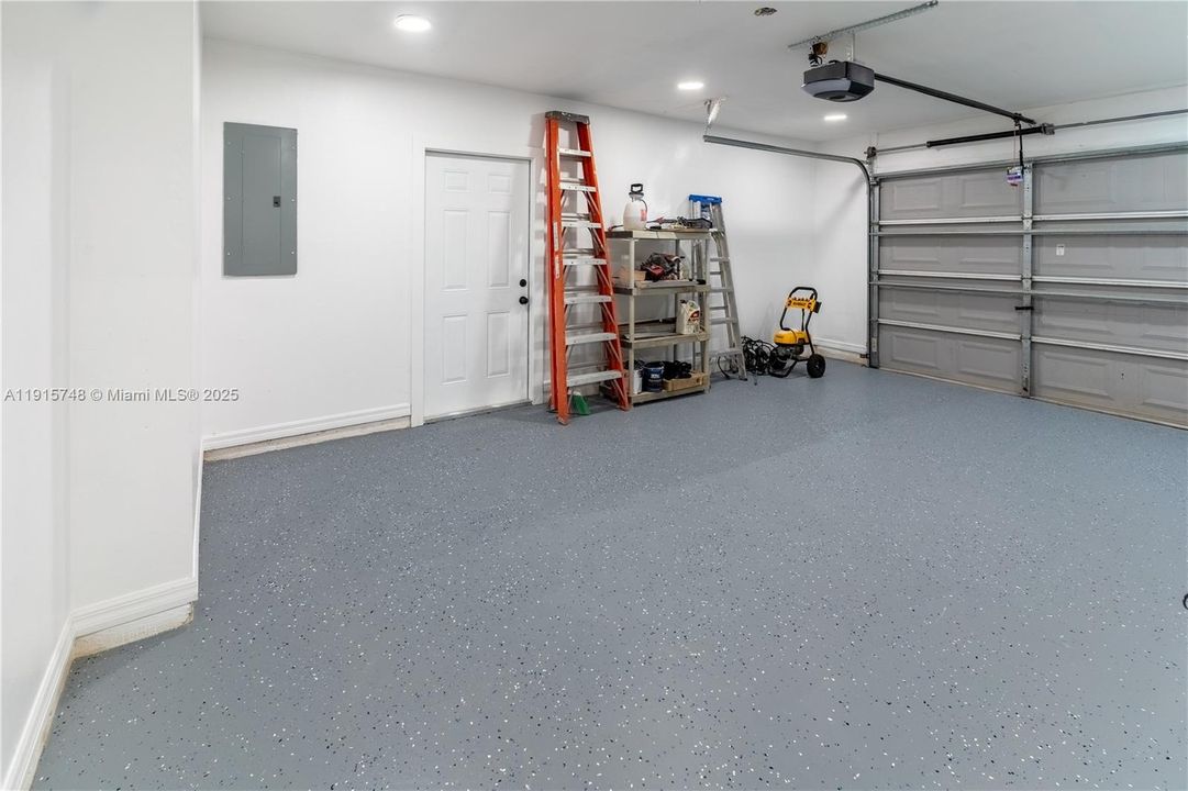 For Sale: $299,000 (3 beds, 2 baths, 1085 Square Feet)