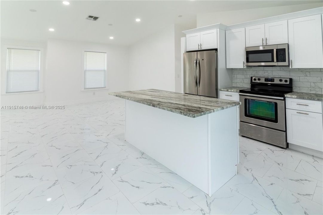 For Sale: $299,000 (3 beds, 2 baths, 1085 Square Feet)