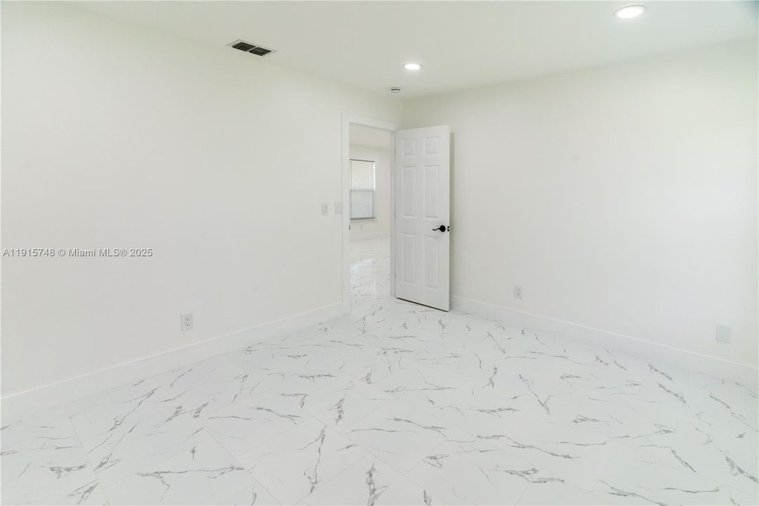 For Sale: $299,000 (3 beds, 2 baths, 1085 Square Feet)