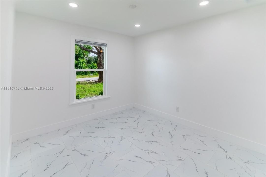 For Sale: $299,000 (3 beds, 2 baths, 1085 Square Feet)