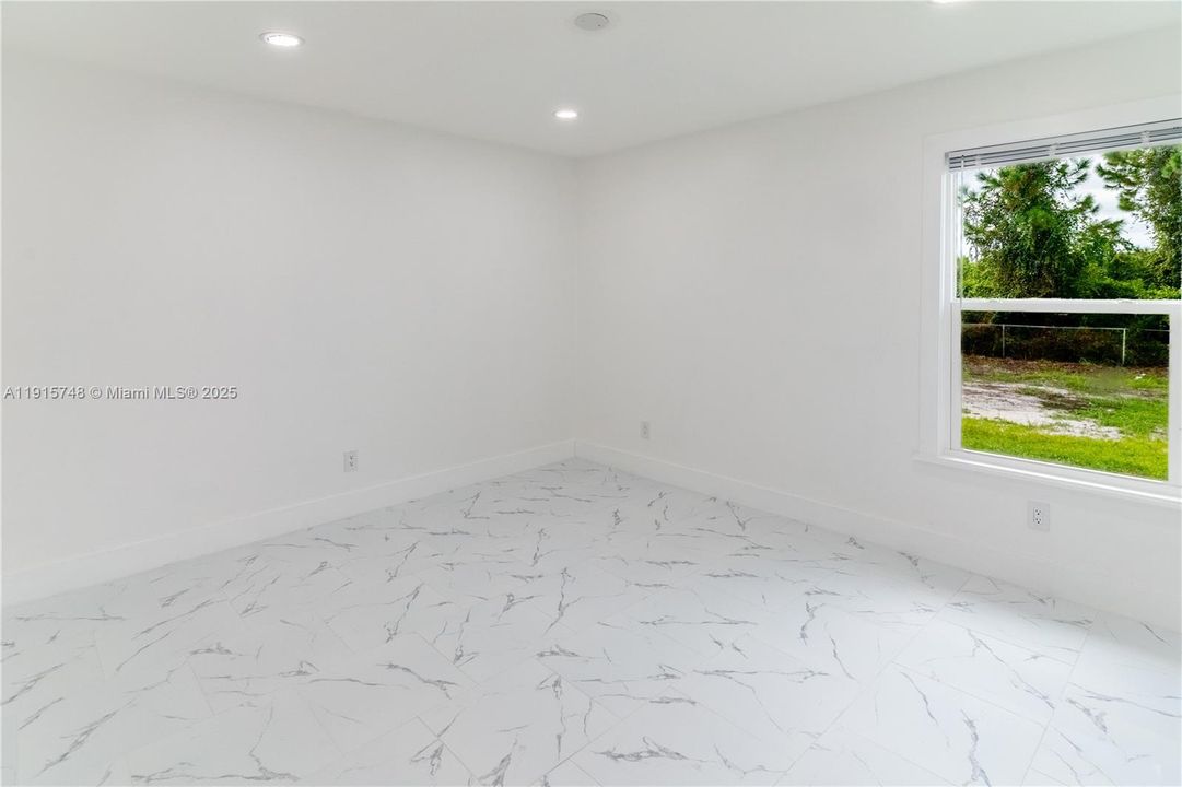 For Sale: $299,000 (3 beds, 2 baths, 1085 Square Feet)