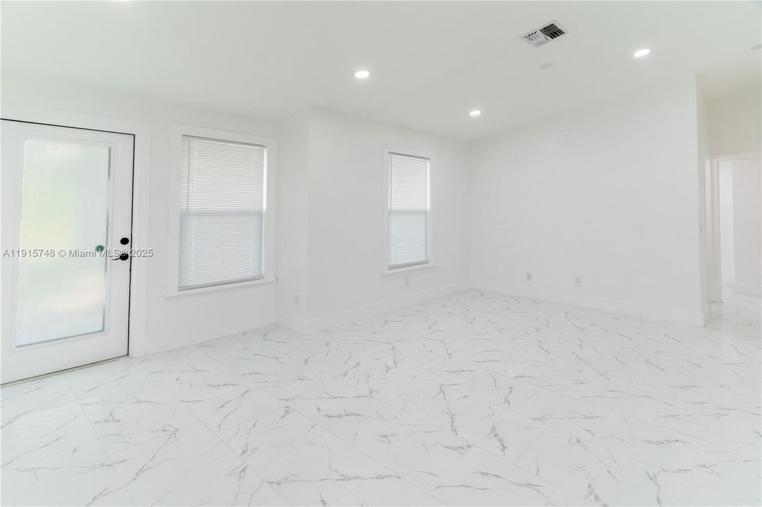 For Sale: $299,000 (3 beds, 2 baths, 1085 Square Feet)