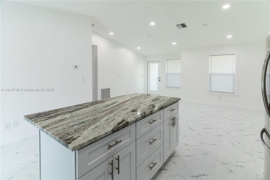 For Sale: $299,000 (3 beds, 2 baths, 1085 Square Feet)