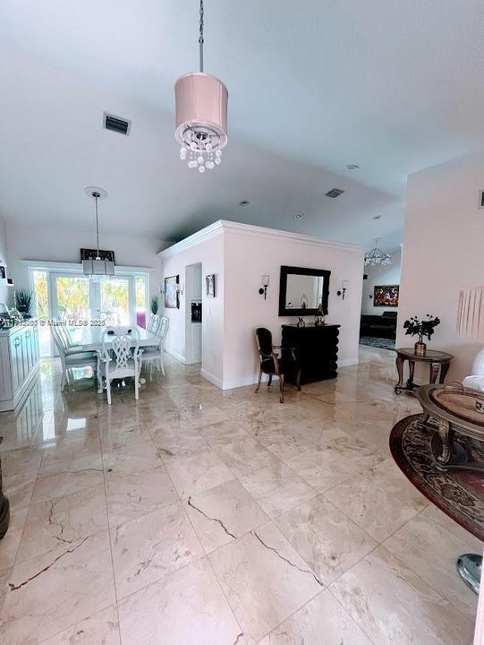 For Rent: $4,100 (4 beds, 2 baths, 1832 Square Feet)